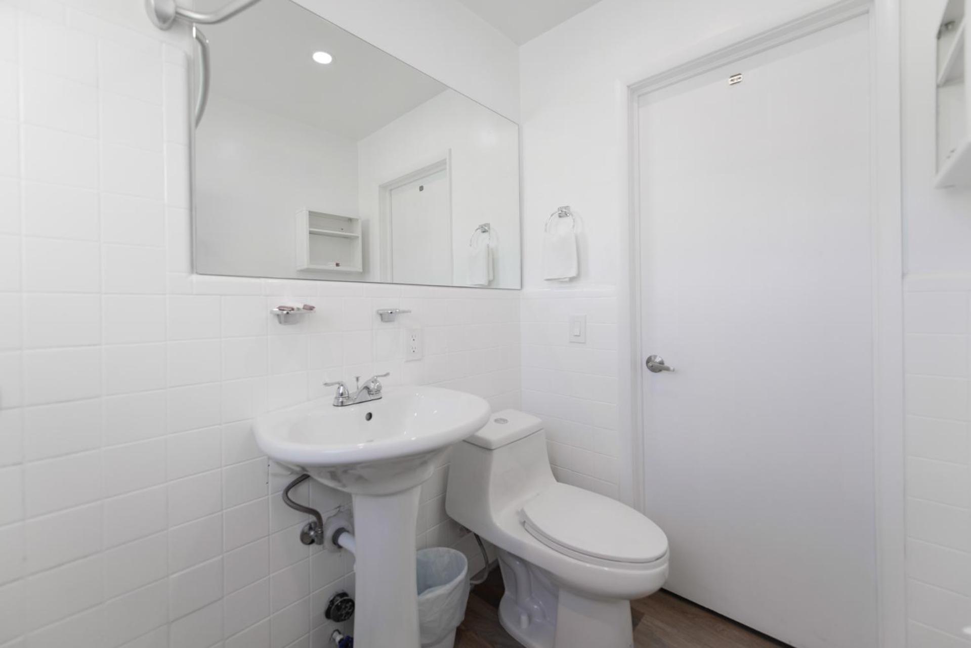 Spacious With Balcony And Parking At The -m46 Apartment *