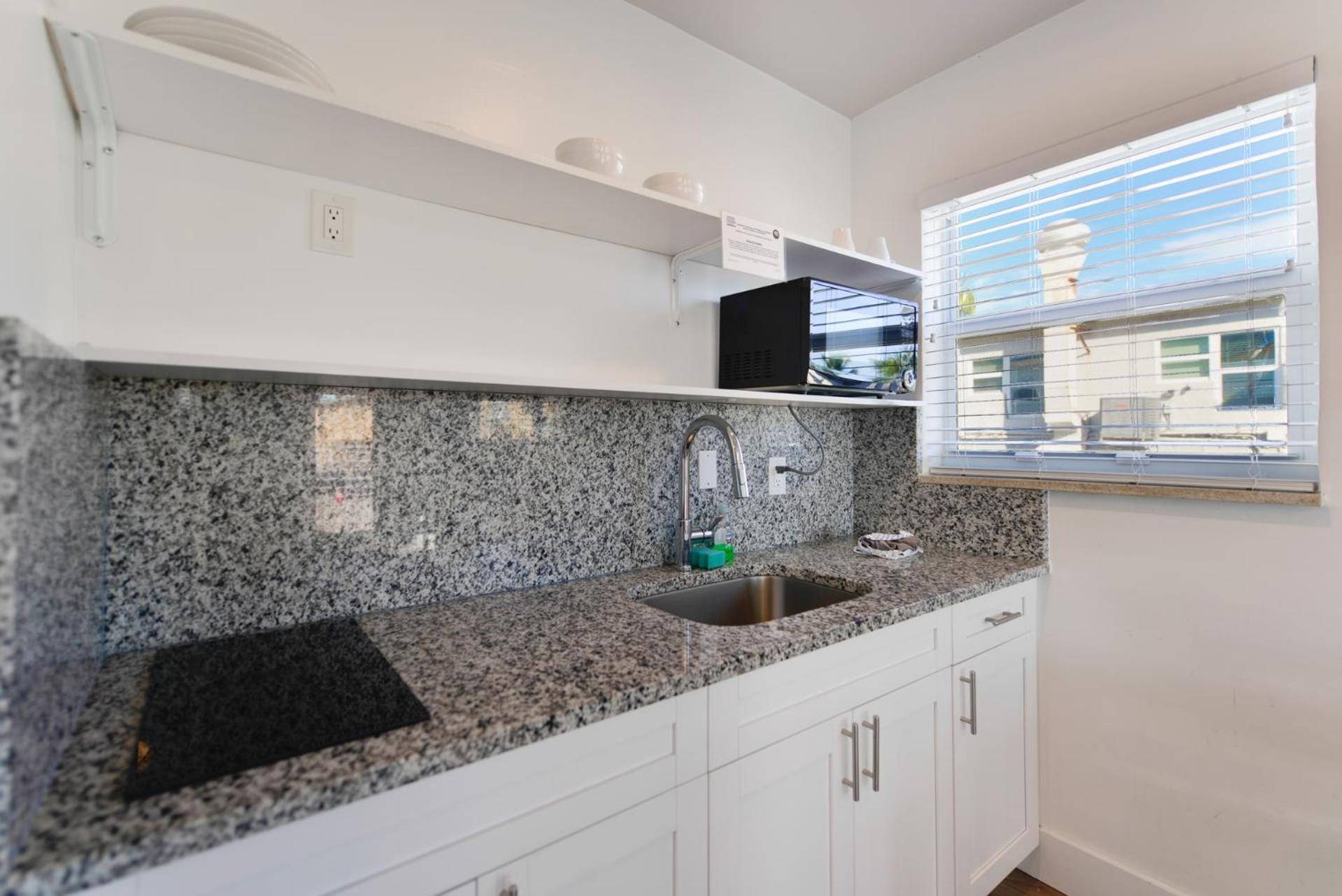 Spacious With Balcony And Parking At The -m46 Hollywood